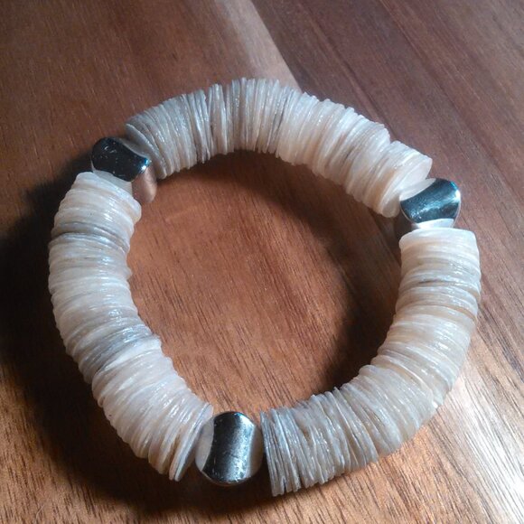 White Color Shell Stretch Bracelet - Picture 7 of 10